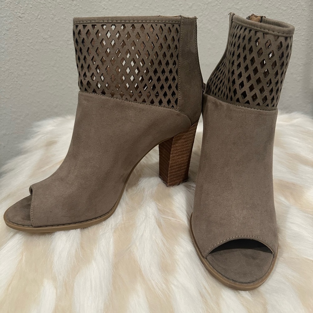 Report ankle booties, taupe size 7.